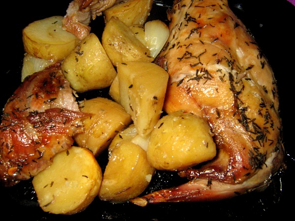 Запечь кролика в духовке с картошкой